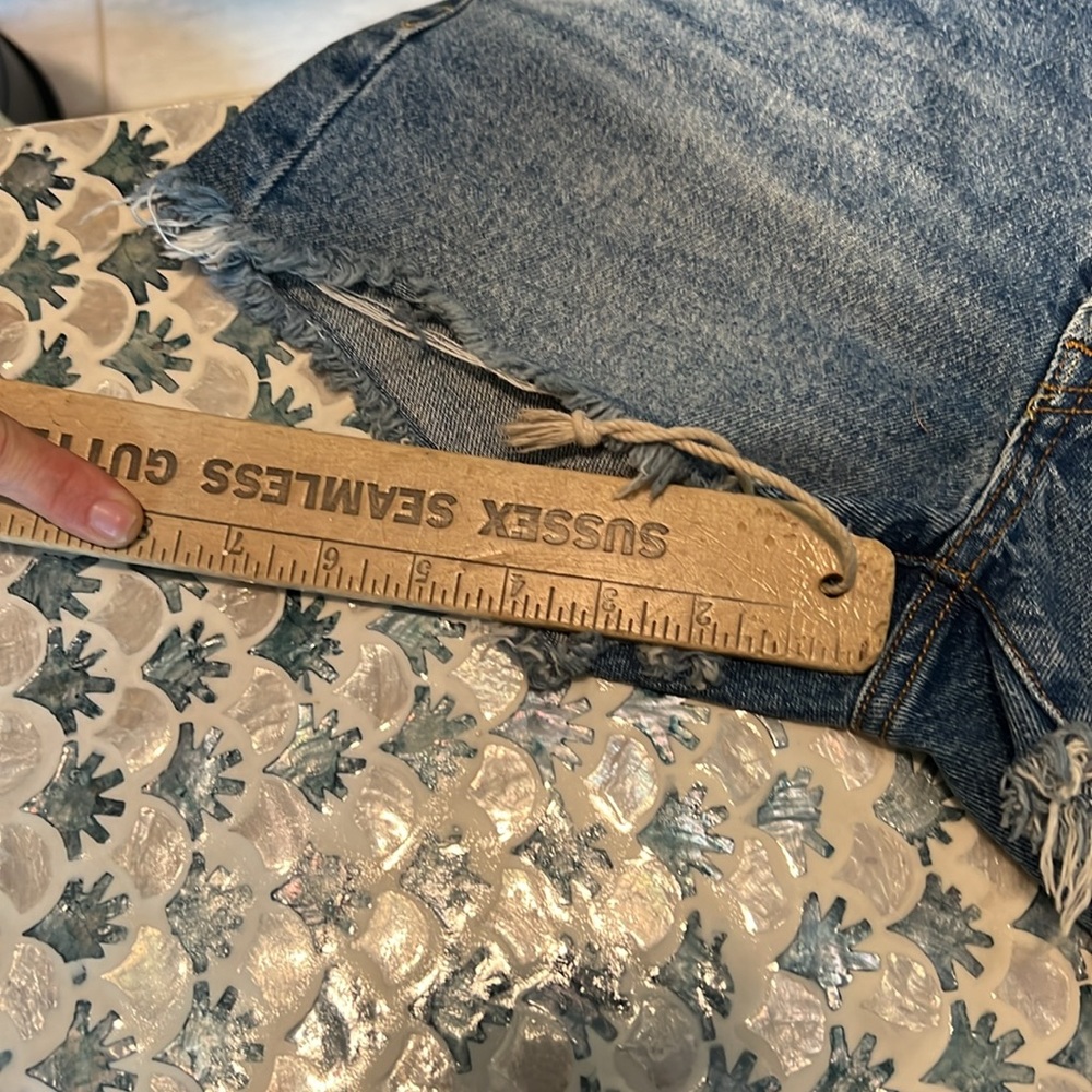 Levi's Women's 501 Ripped Waist Shorts Cut Off 27 - Picture 6 of 6